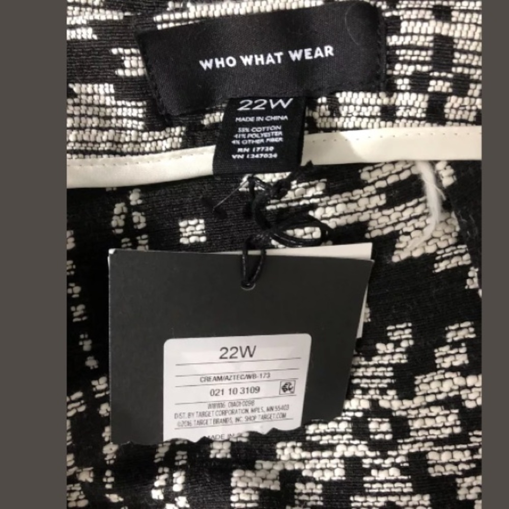 Black & White Tapestry Shorts - Picture 4 of 4